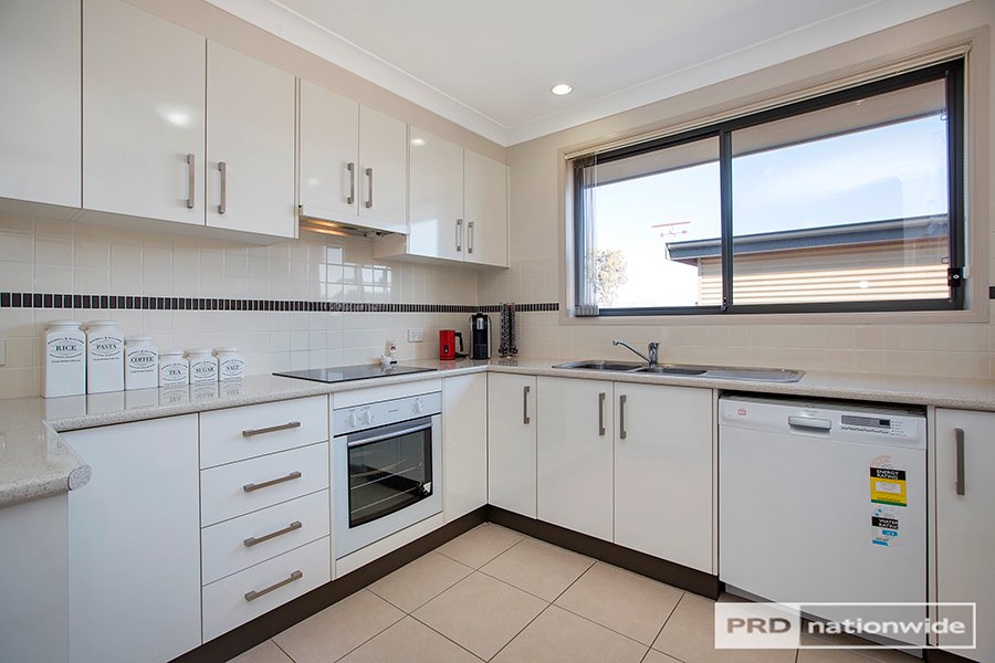 8a Karenvar Avenue TAMWORTH 3