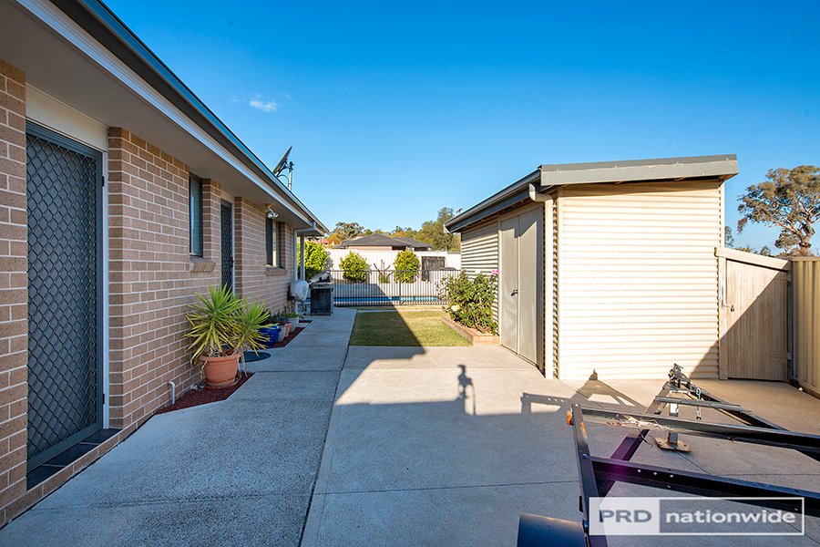 8a Karenvar Avenue TAMWORTH 5