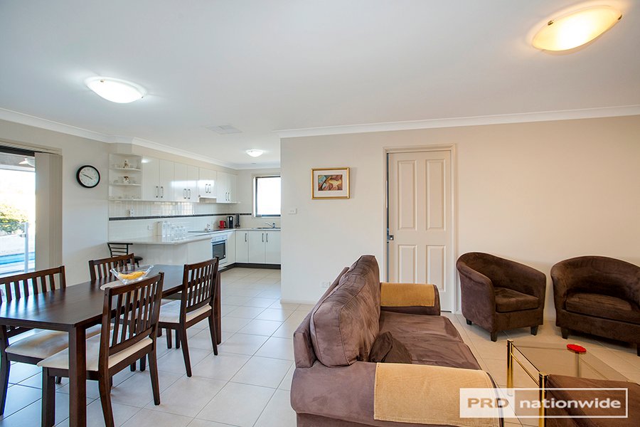 8a Karenvar Avenue TAMWORTH 6