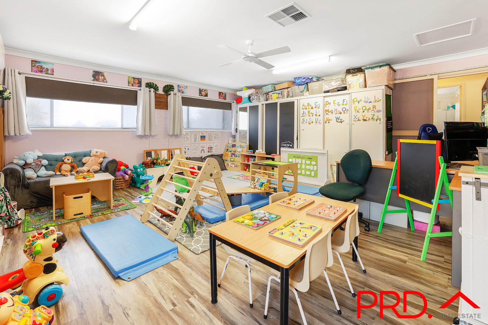 8a Karenvar Avenue TAMWORTH 5