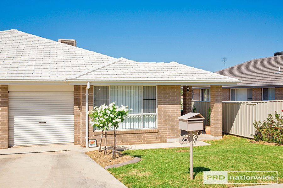 8A Lake Place TAMWORTH 1