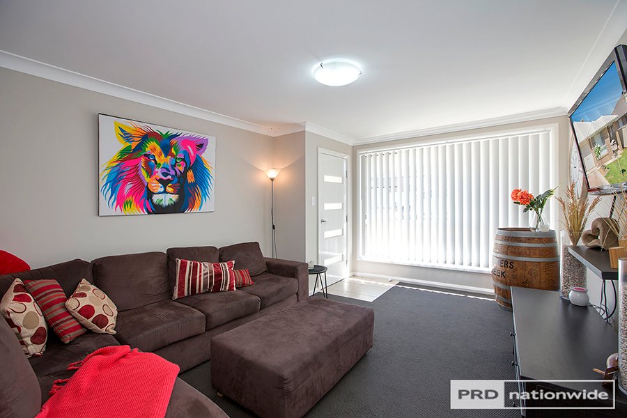 8A Lake Place TAMWORTH 2