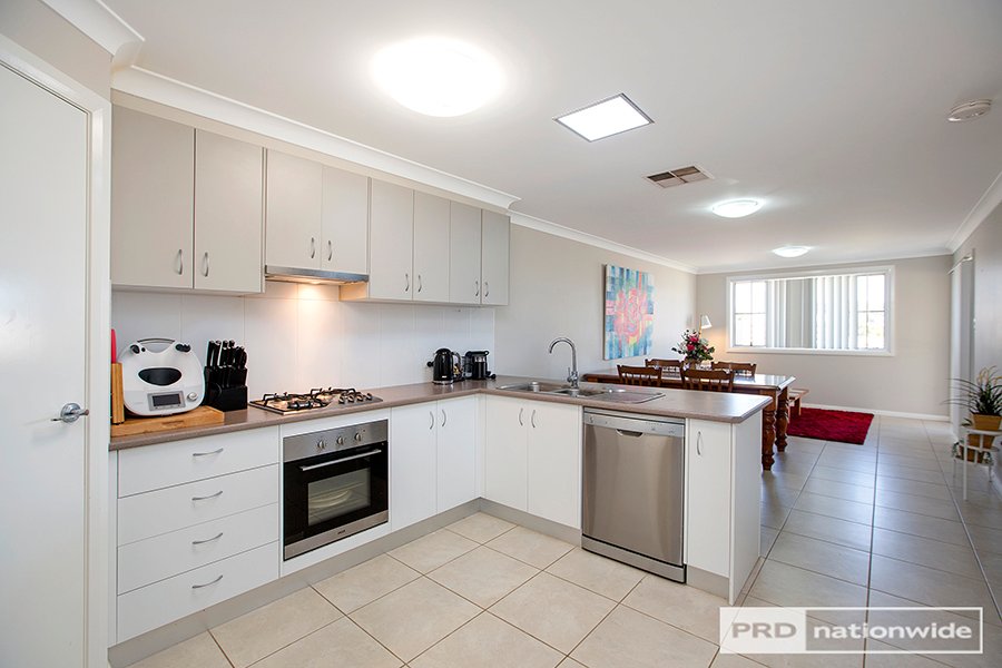 8A Lake Place TAMWORTH 3