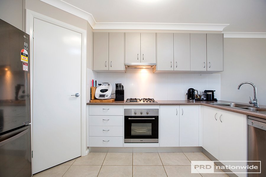 8A Lake Place TAMWORTH 4