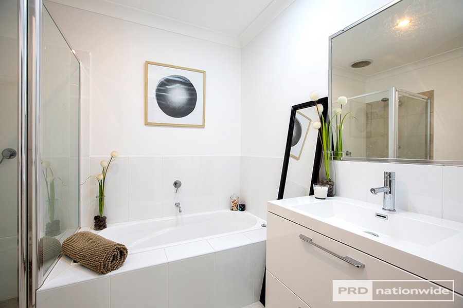 8A Lake Place TAMWORTH 5