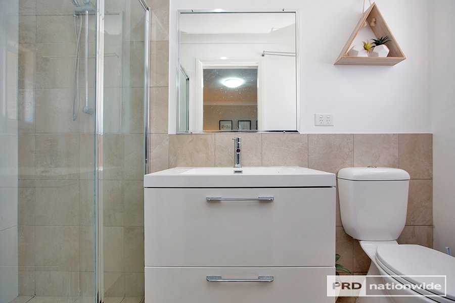 8A Lake Place TAMWORTH 8