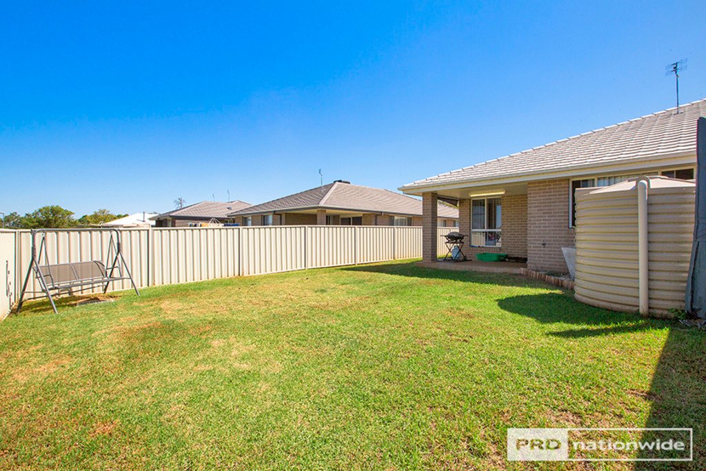 8A Lake Place TAMWORTH 9