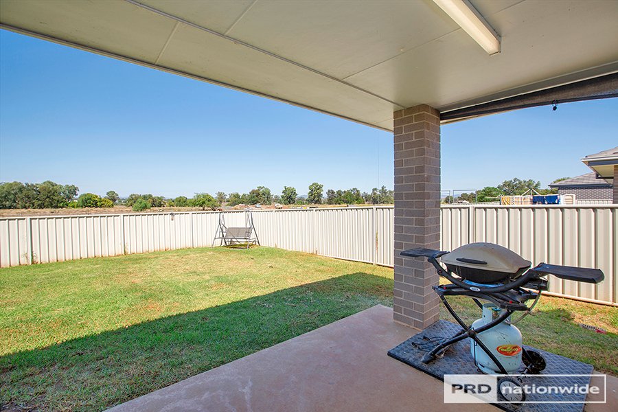 8A Lake Place TAMWORTH 10