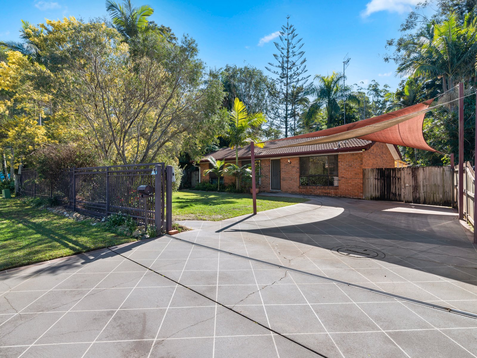 9 Bronhill Street CURRUMBIN WATERS 1