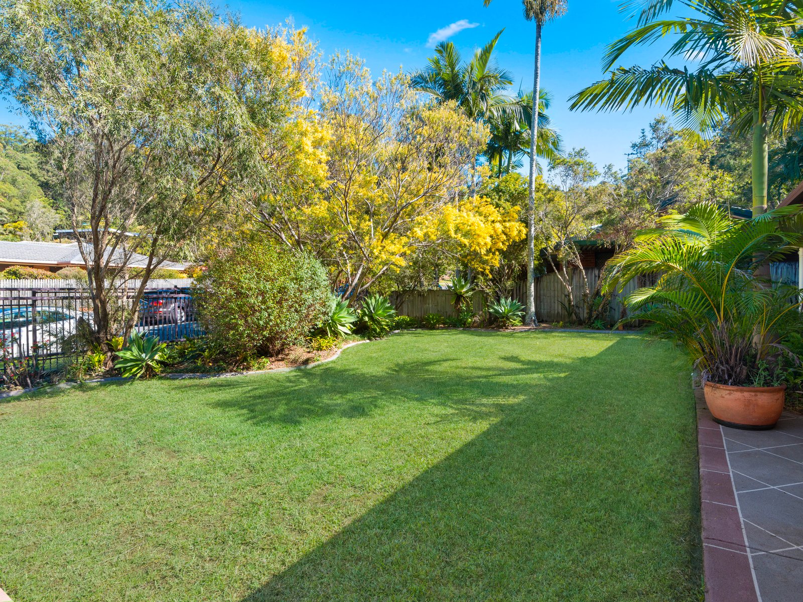 9 Bronhill Street CURRUMBIN WATERS 2