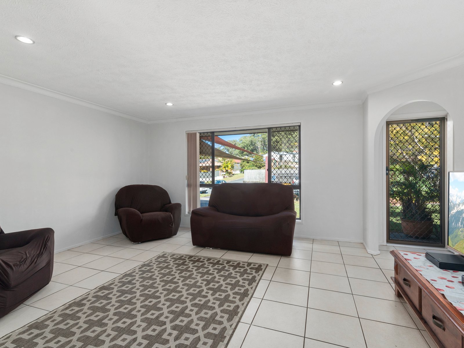 9 Bronhill Street CURRUMBIN WATERS 3