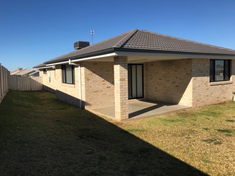 9 Brushbox Grove TAMWORTH 8