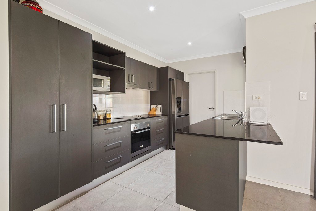 9 Companion Way CANNONVALE 3