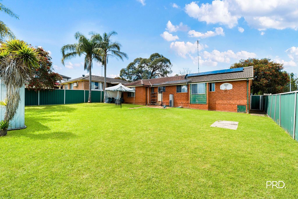 9 Dobell Circuit ST CLAIR 8