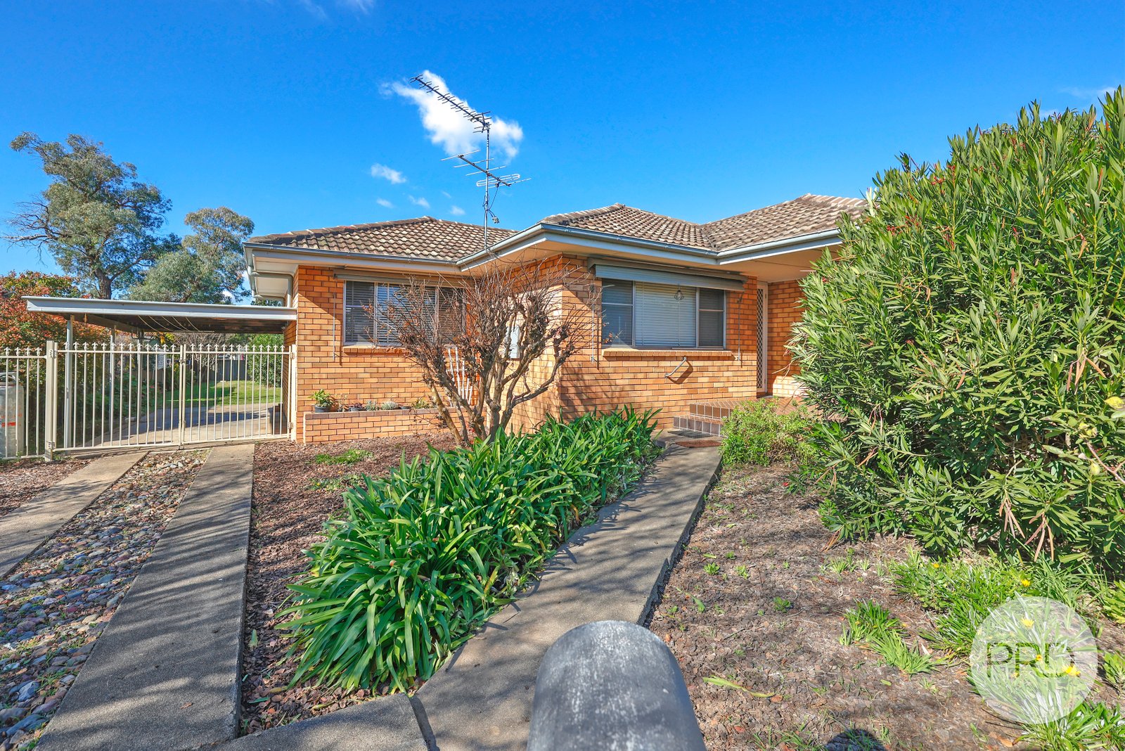 9 Erwin Street TAMWORTH 2