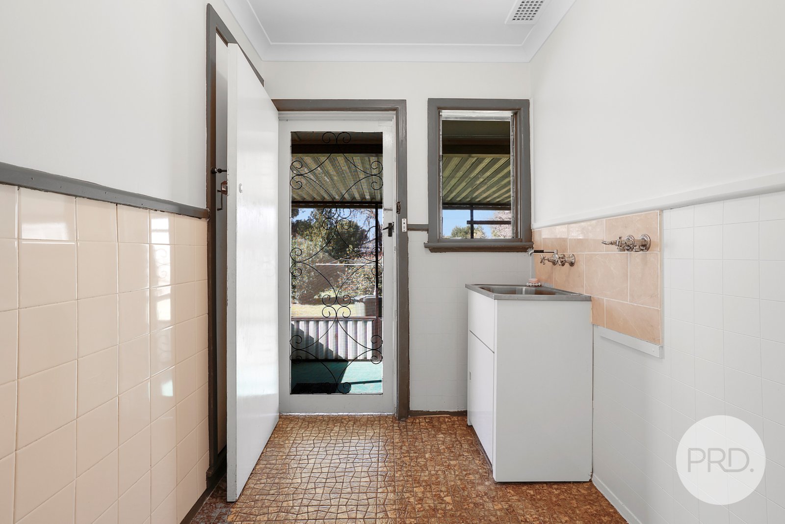 9 Erwin Street TAMWORTH 10