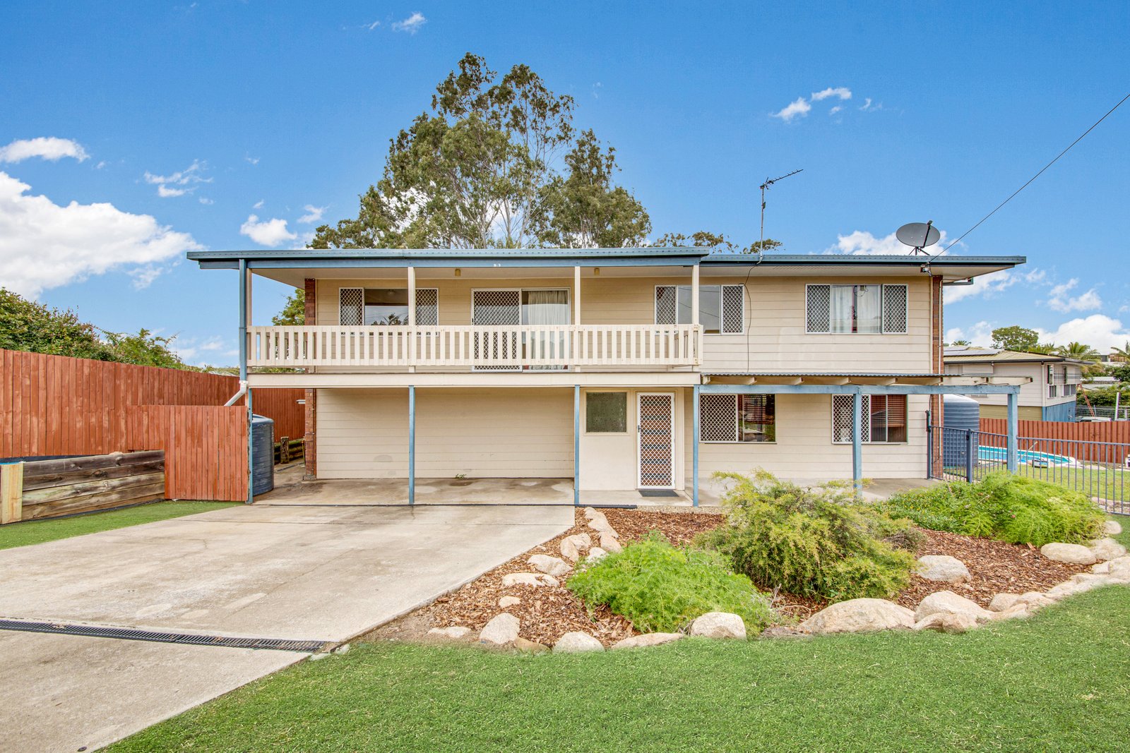 9 Fitzroy Court BOYNE ISLAND 2