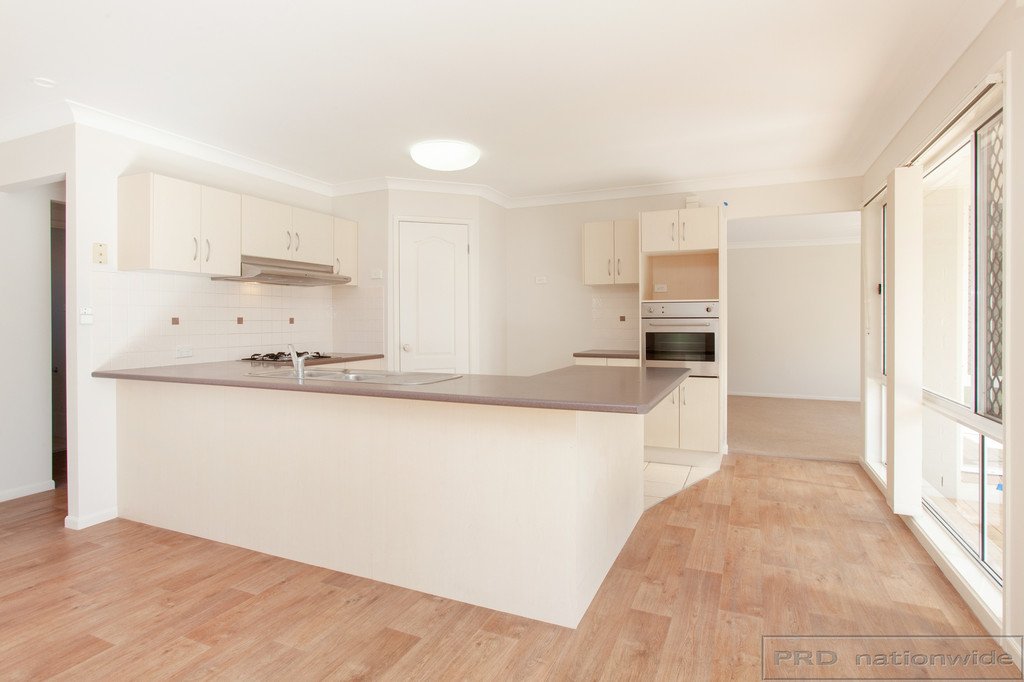 9 Golden Wattle Crescent THORNTON 4