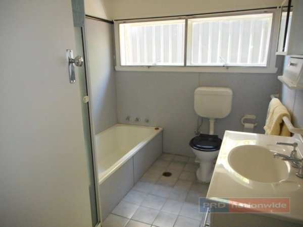 9 Highland Avenue TUMUT 8