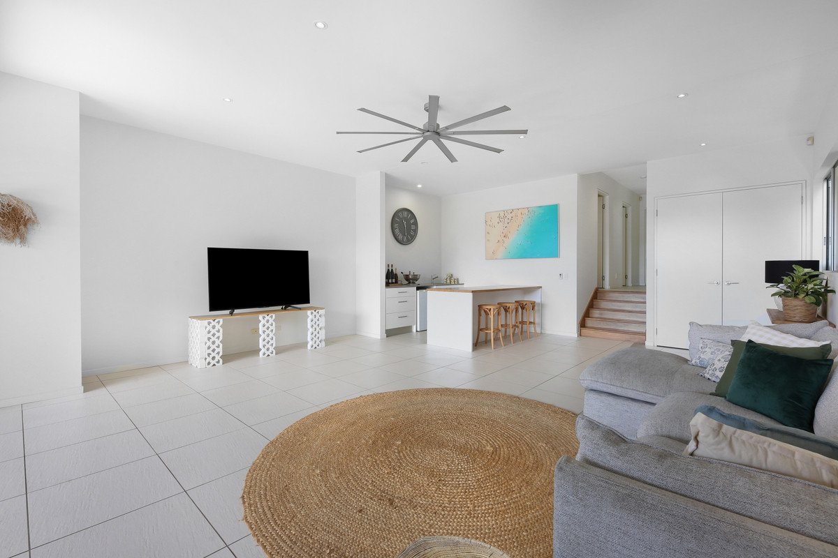 9 Hill Avenue BURLEIGH HEADS 27