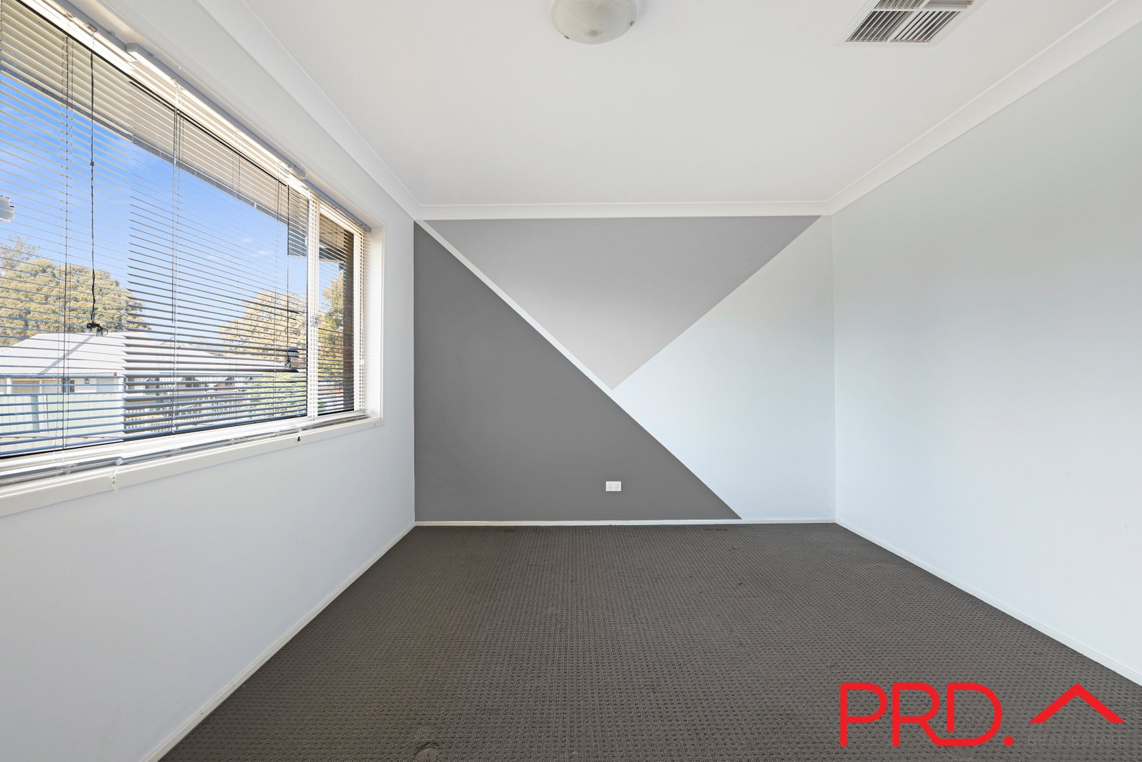 9 Lawson Place TAMWORTH 8