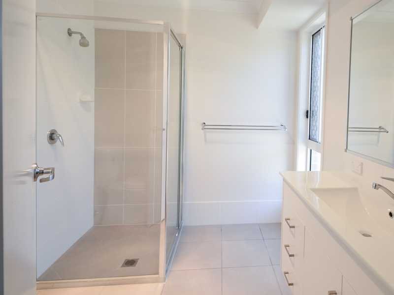 9 Lenthall Street BOYNE ISLAND 6