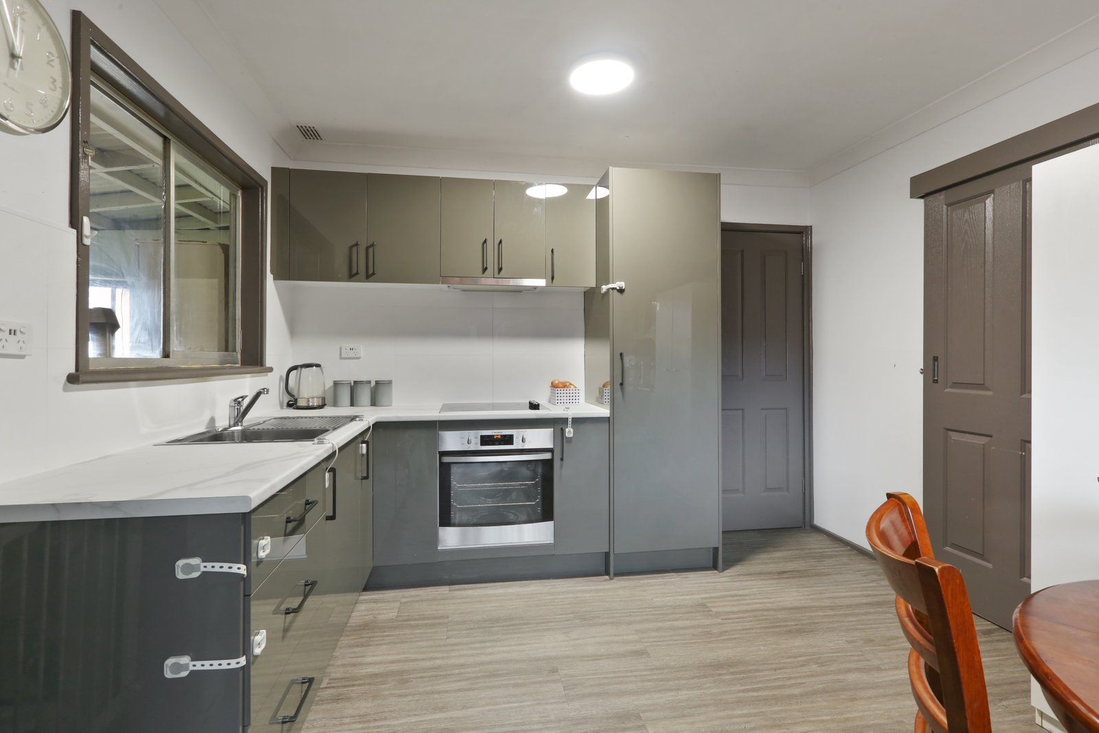 9 Mirrabooka Road LAKE HEIGHTS 3