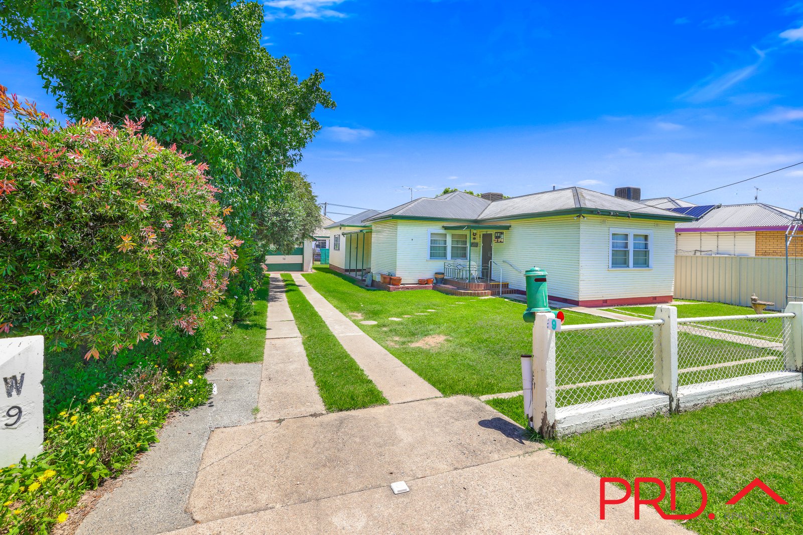 9 Oxley Street TAMWORTH 2