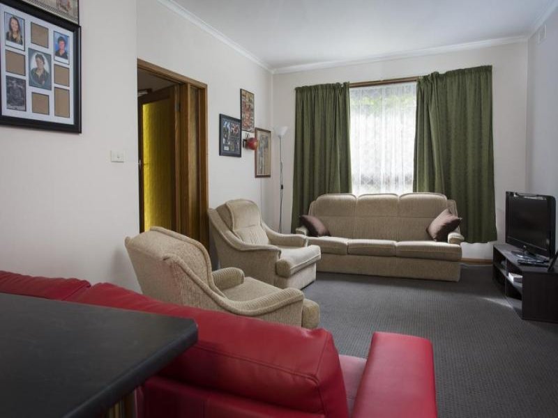 9 Peters Street LONG GULLY 3