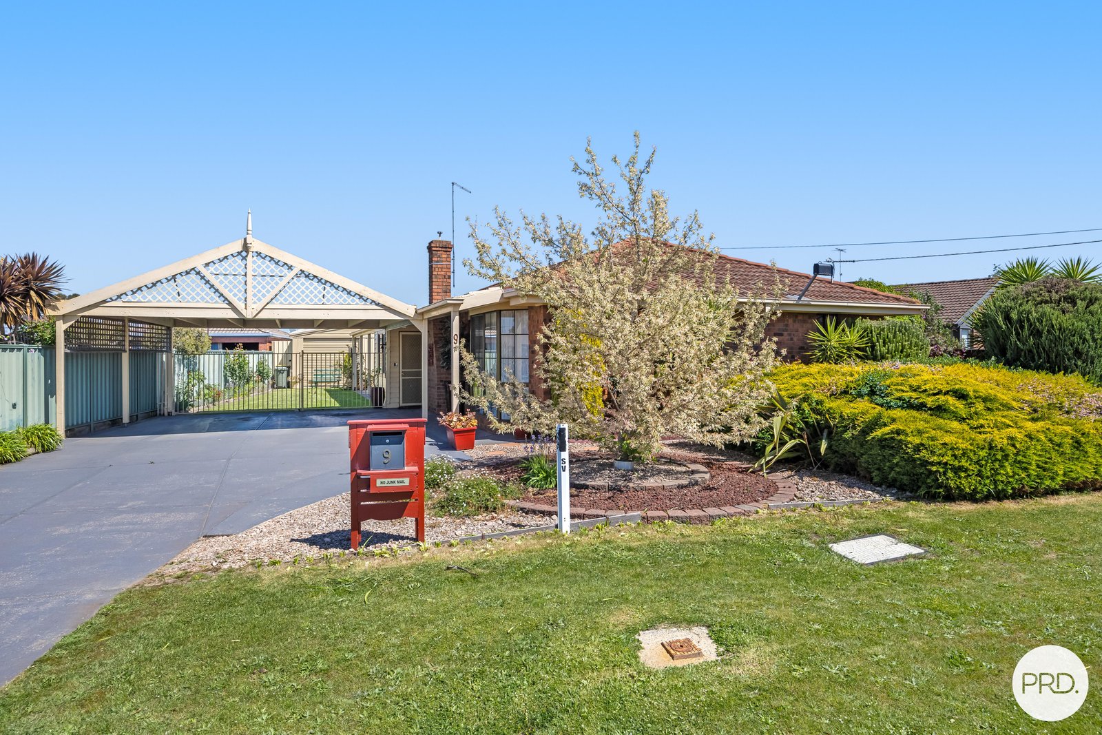 9 Shasta Drive DELACOMBE 2
