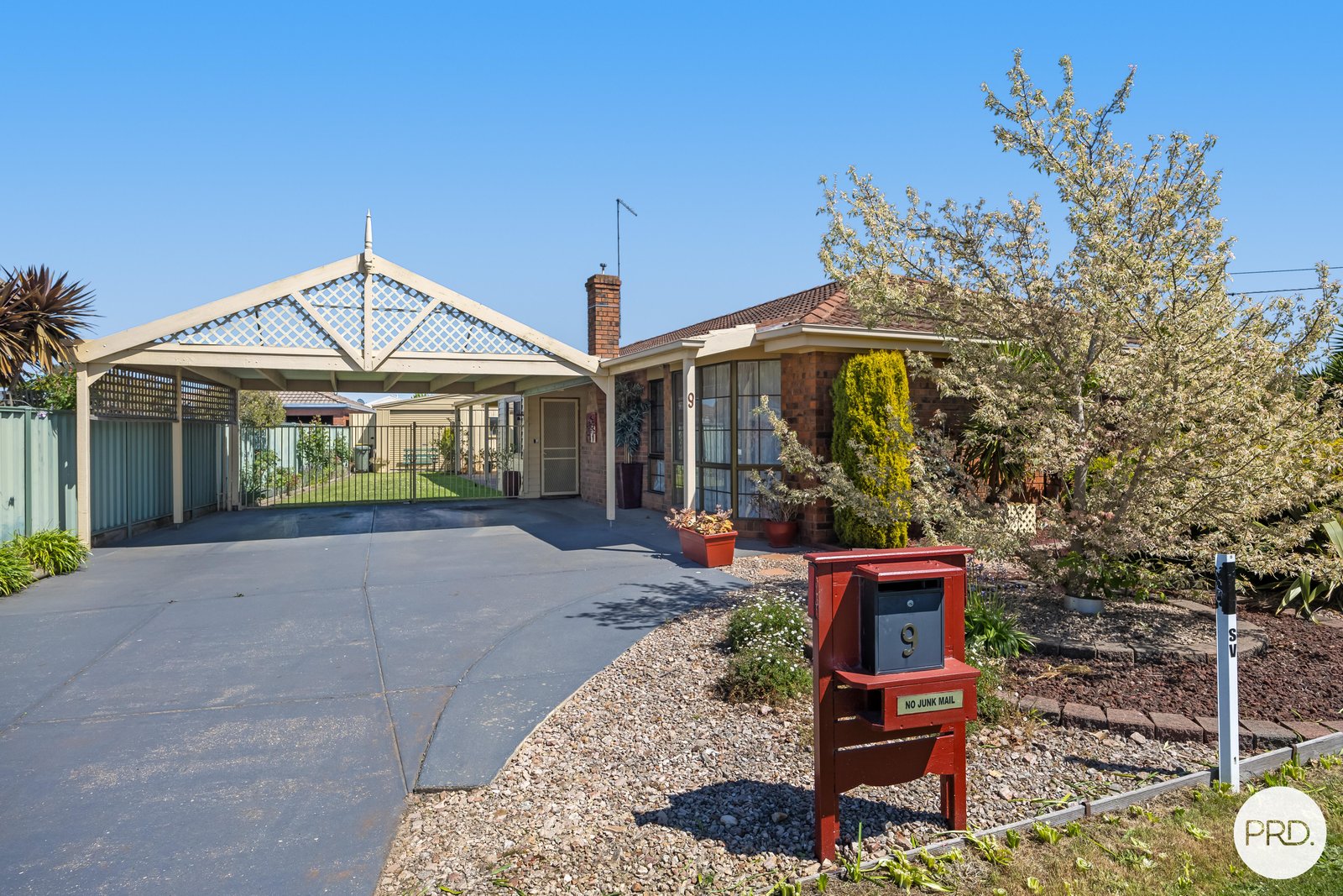 9 Shasta Drive DELACOMBE 3