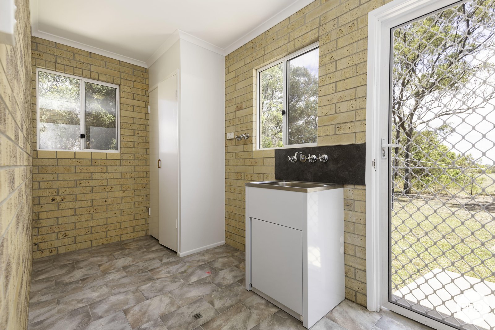 9 Starrs Road SARINA 5