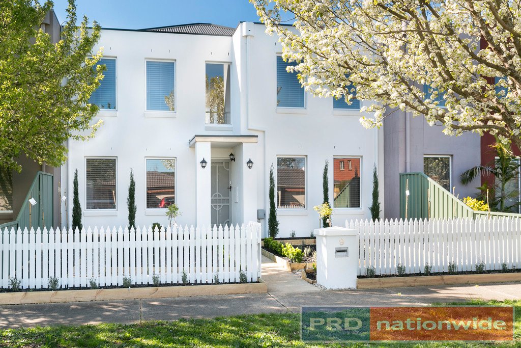 9 Taunton Place LAKE GARDENS 1