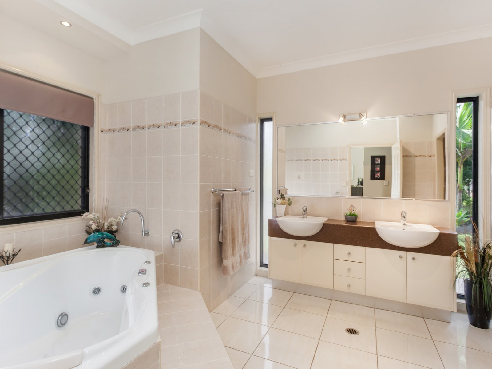 9 Tiarnna Close BURLEIGH HEADS 11