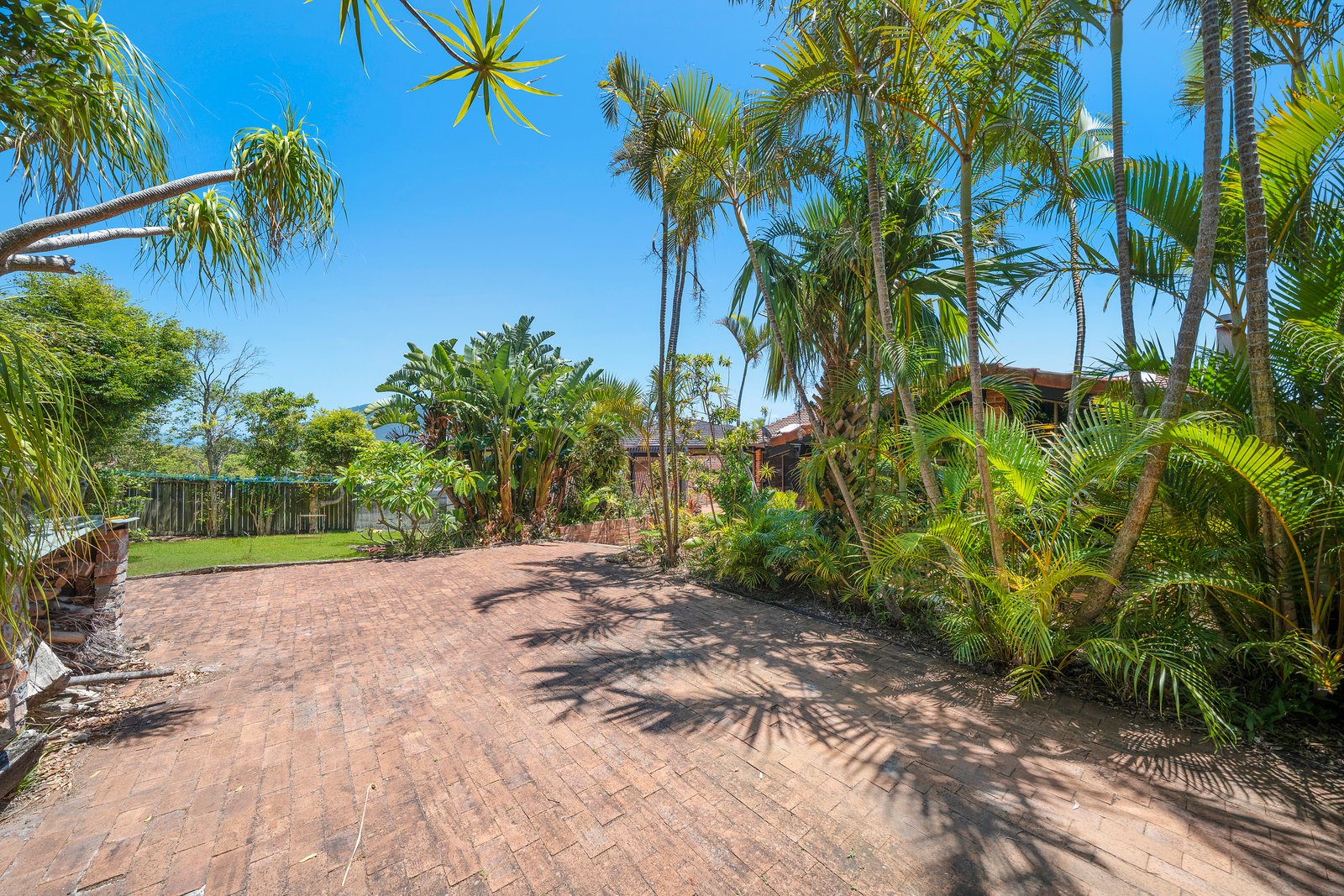 9 Unique Close CAMDEN HEAD 18