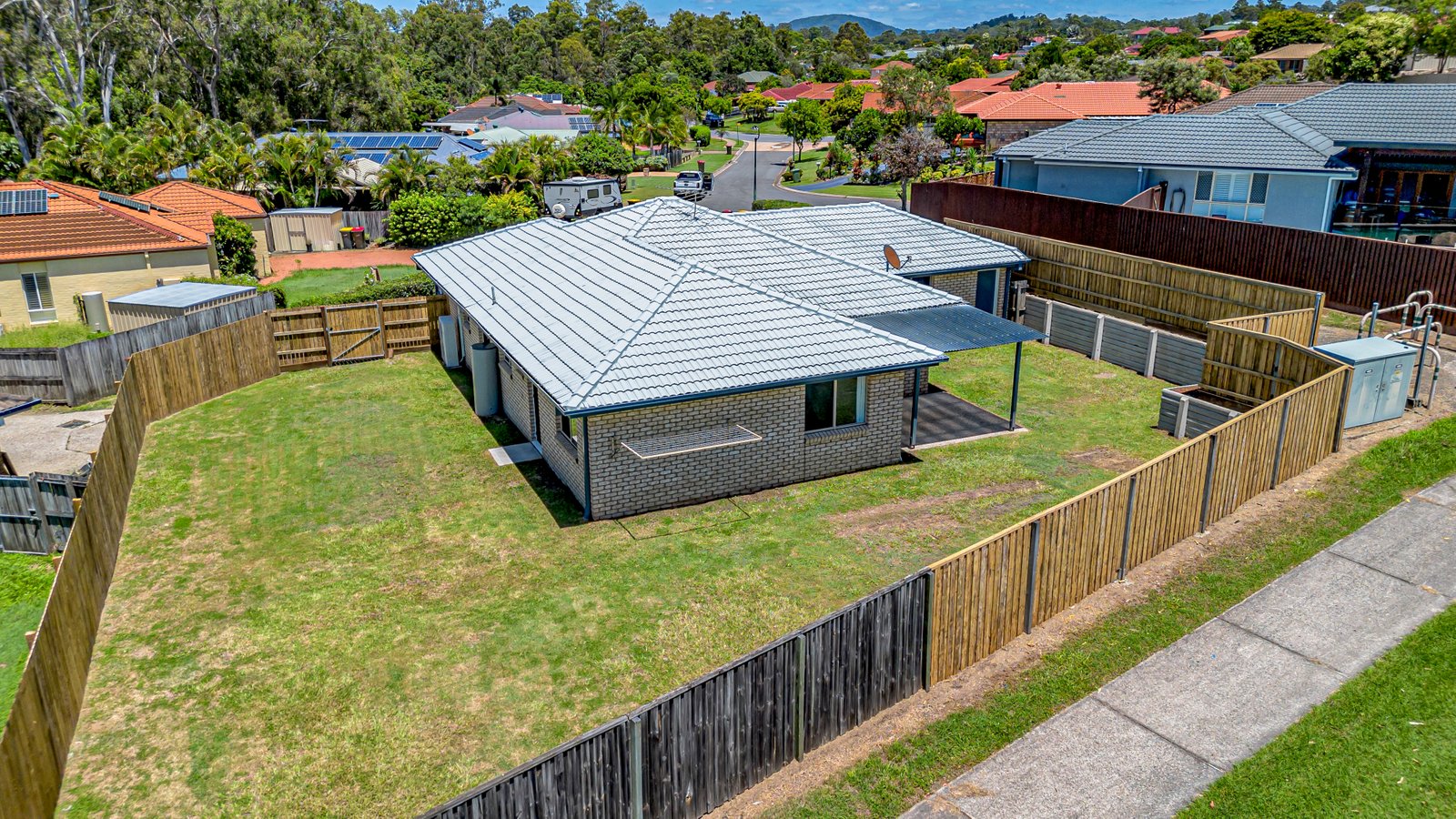 9 Warrigal Place ARANA HILLS 2