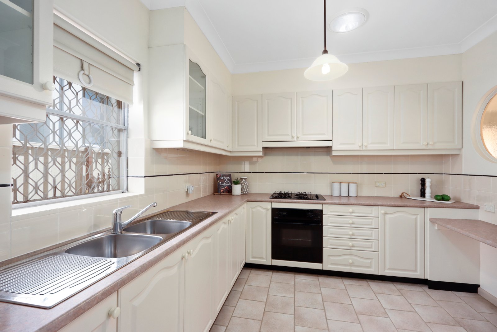 9 Westbrook Street BEVERLY HILLS 4