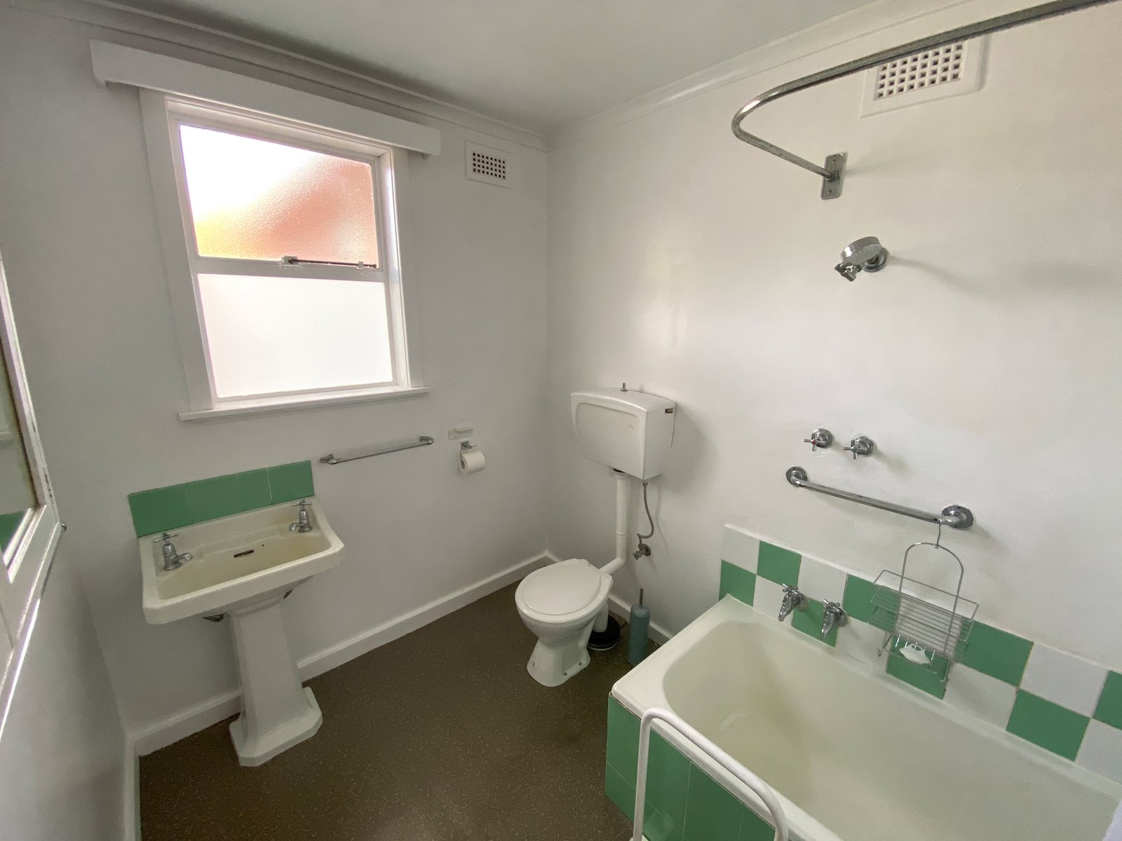 9 Woodlands Avenue NEW TOWN 7