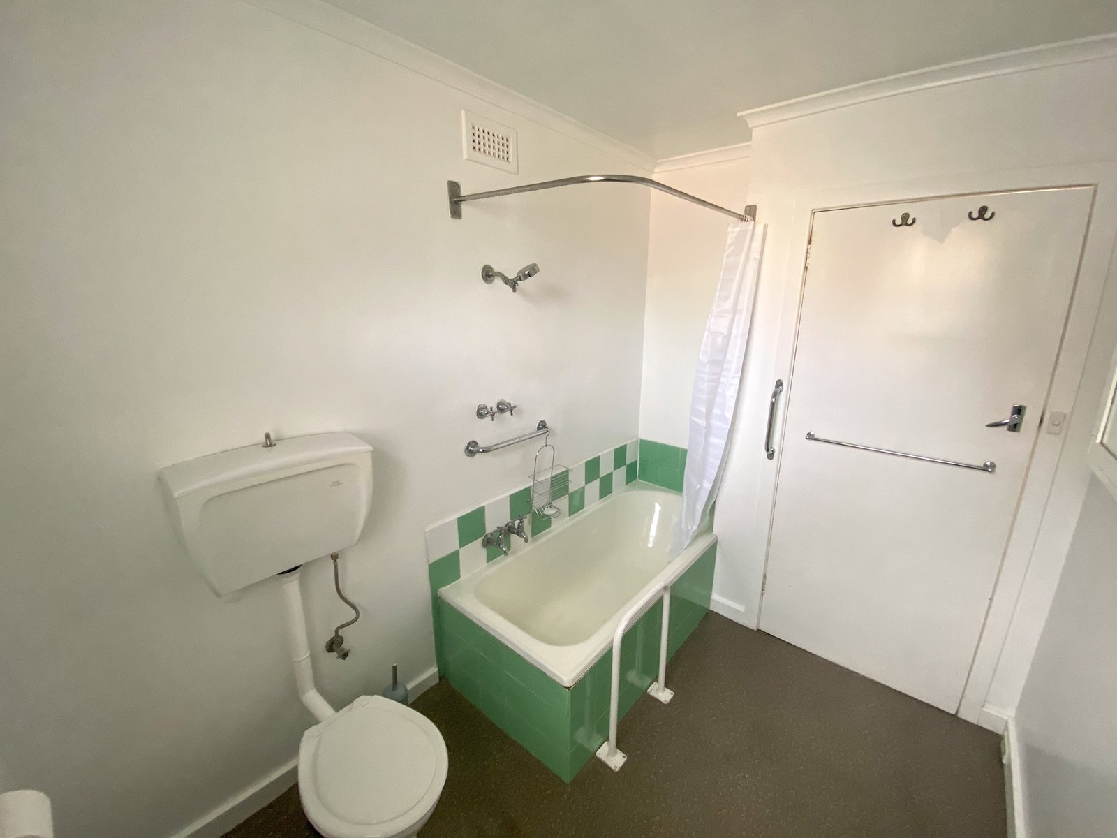 9 Woodlands Avenue NEW TOWN 8