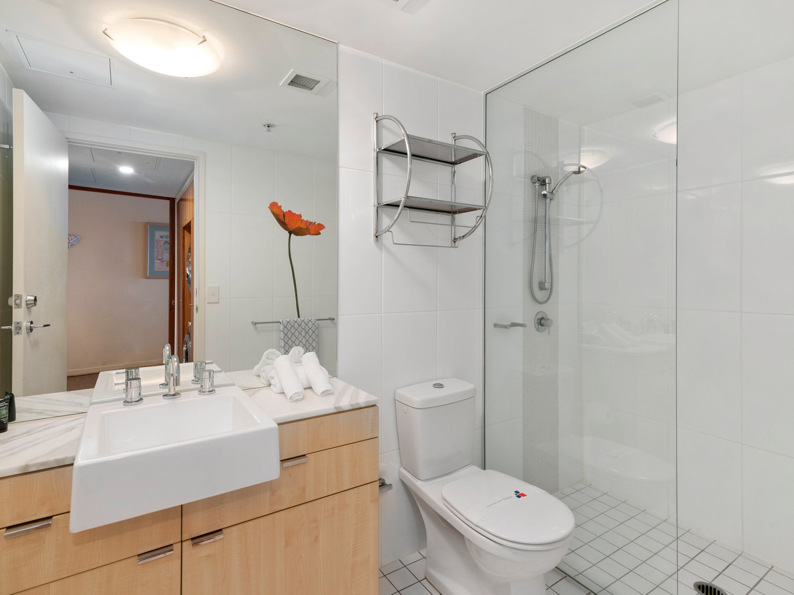 902/3 McLean St  COOLANGATTA 9