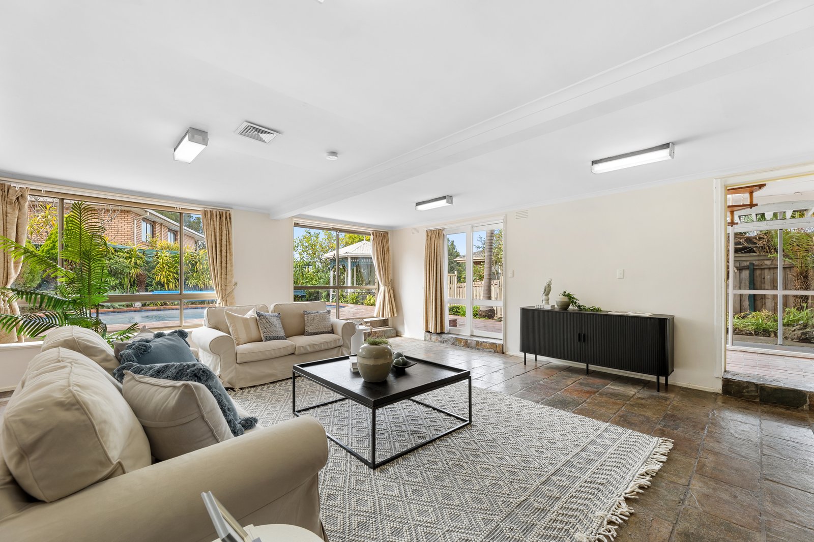 Gallery: 907 Ferntree Gully Road