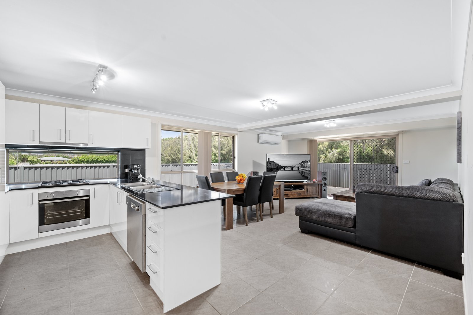 90A Tench Avenue PENRITH 13