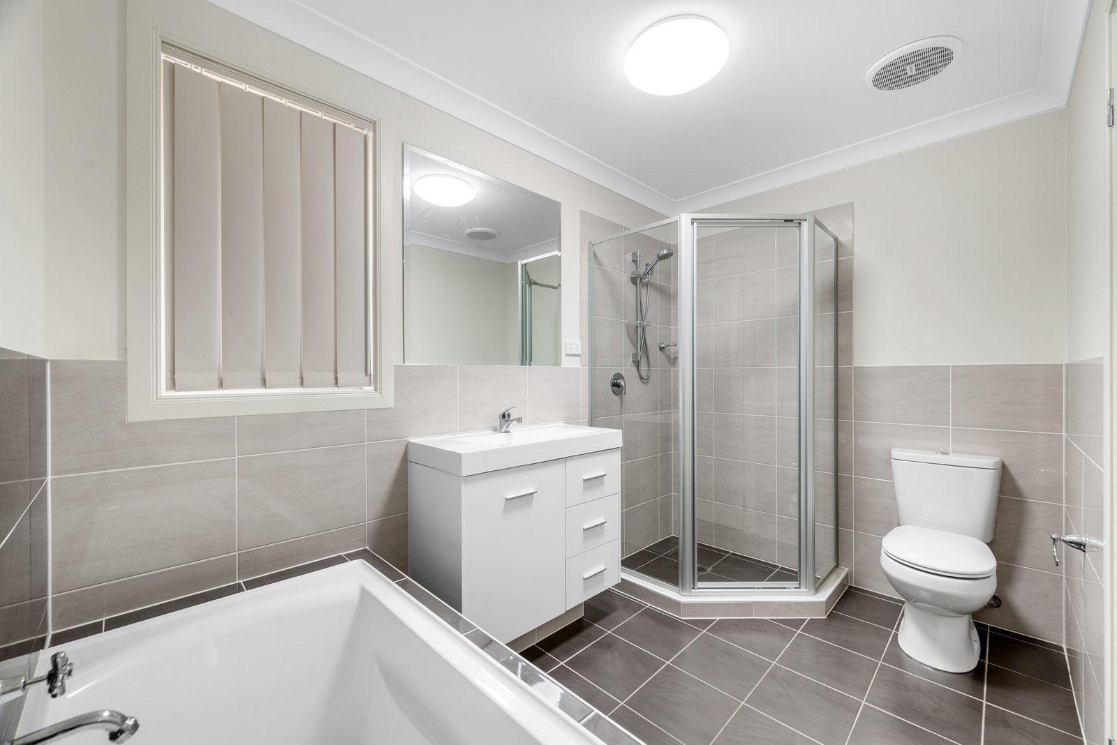 90A Tench Avenue PENRITH 16