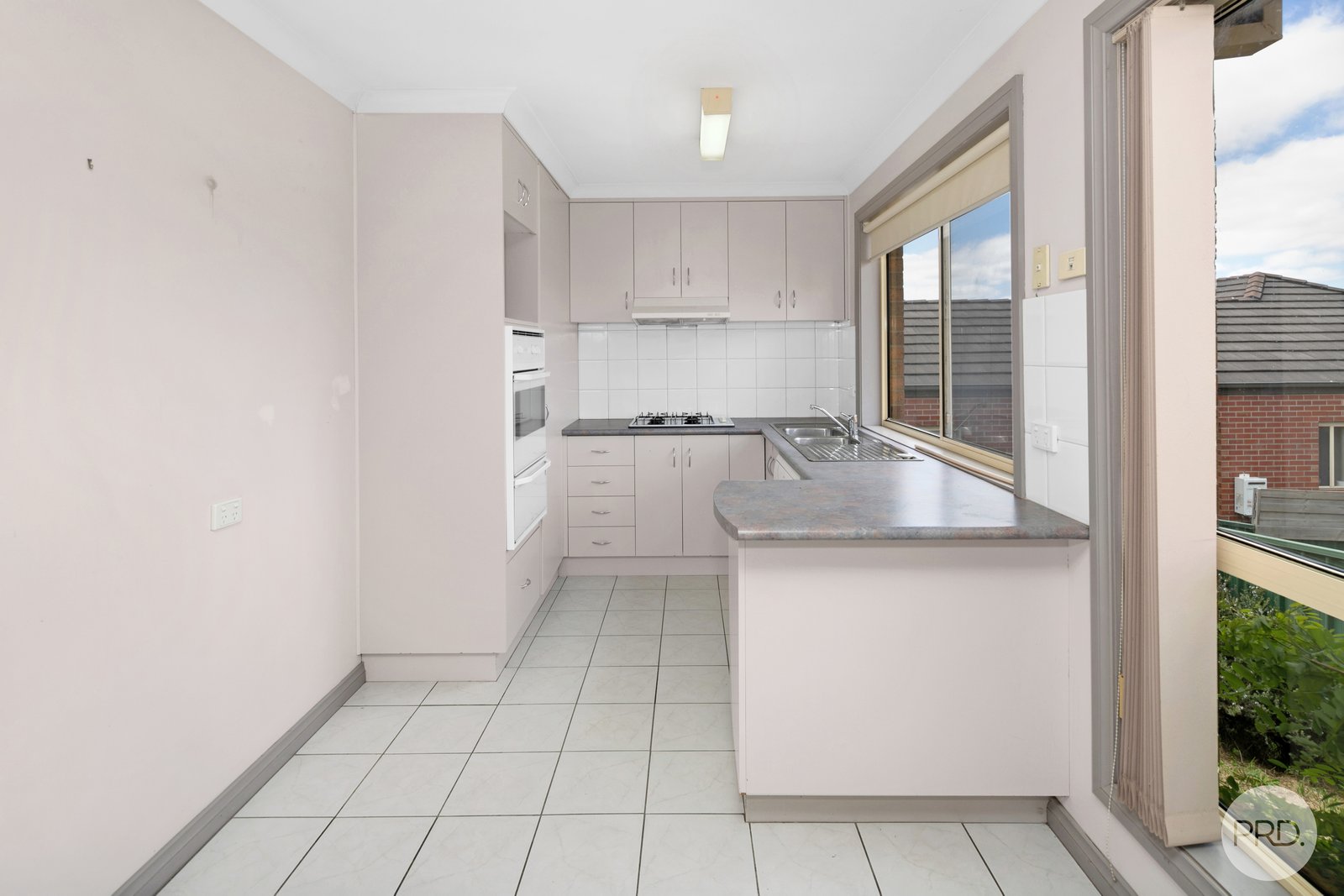 9/1010 Geelong Road CANADIAN 4