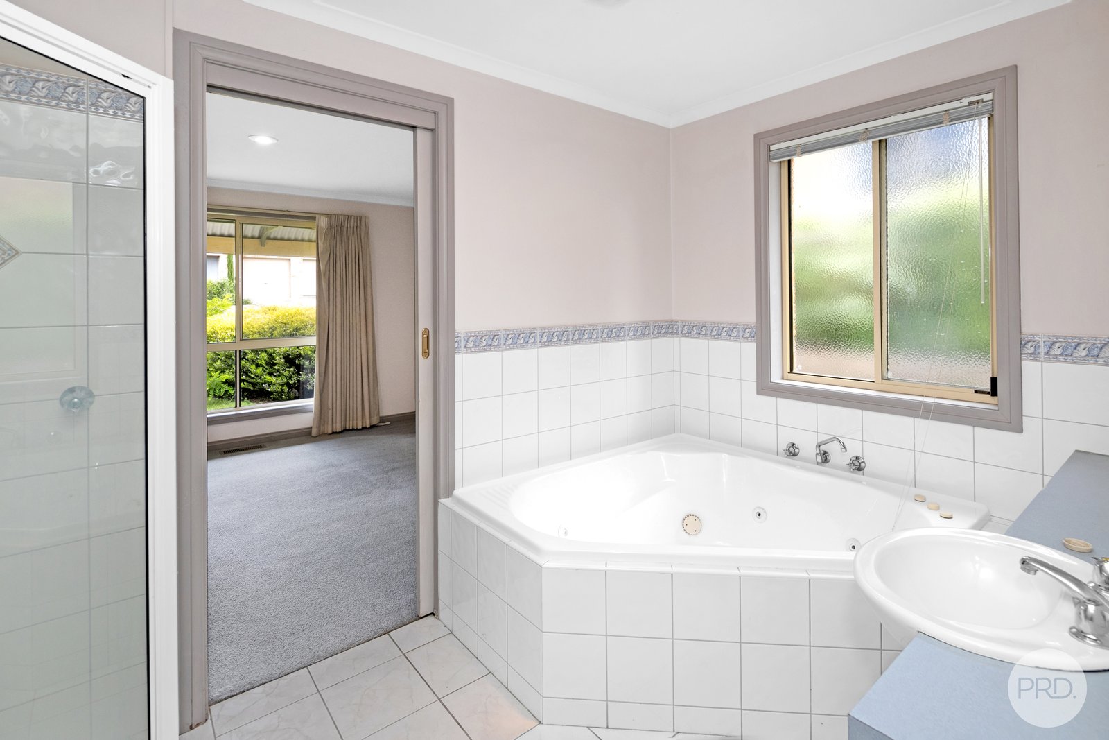 9/1010 Geelong Road CANADIAN 8