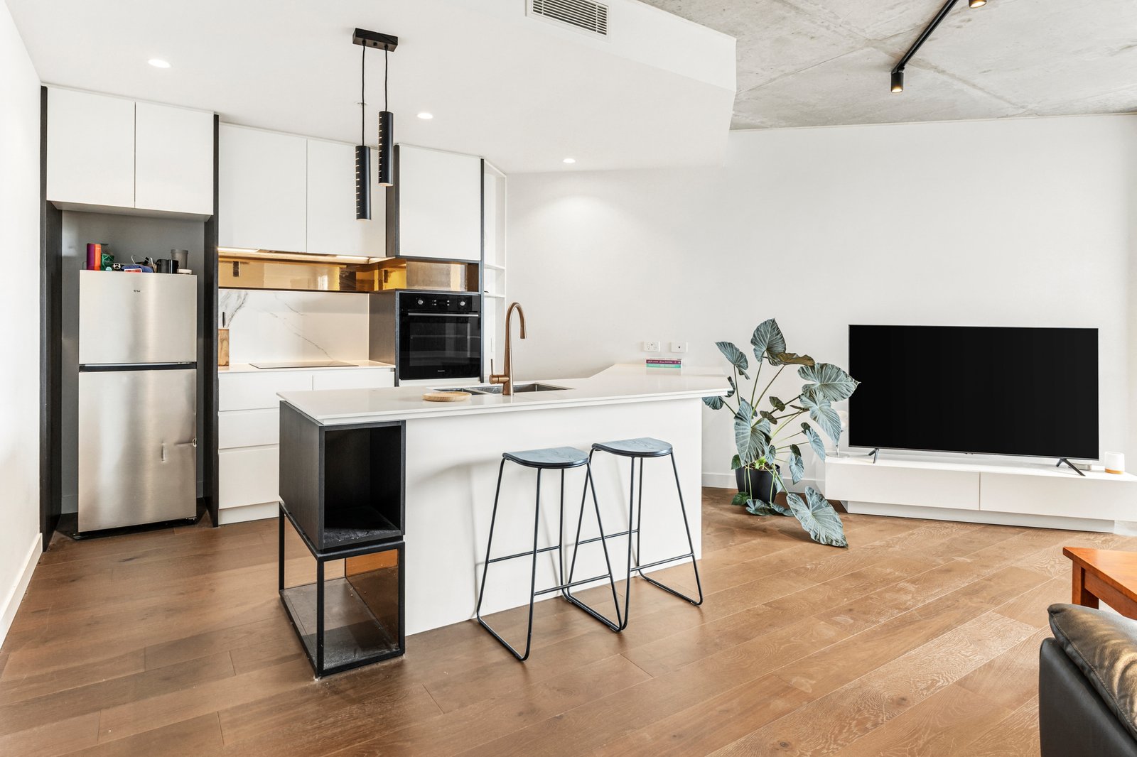 Gallery: 910/154 Cremorne Street