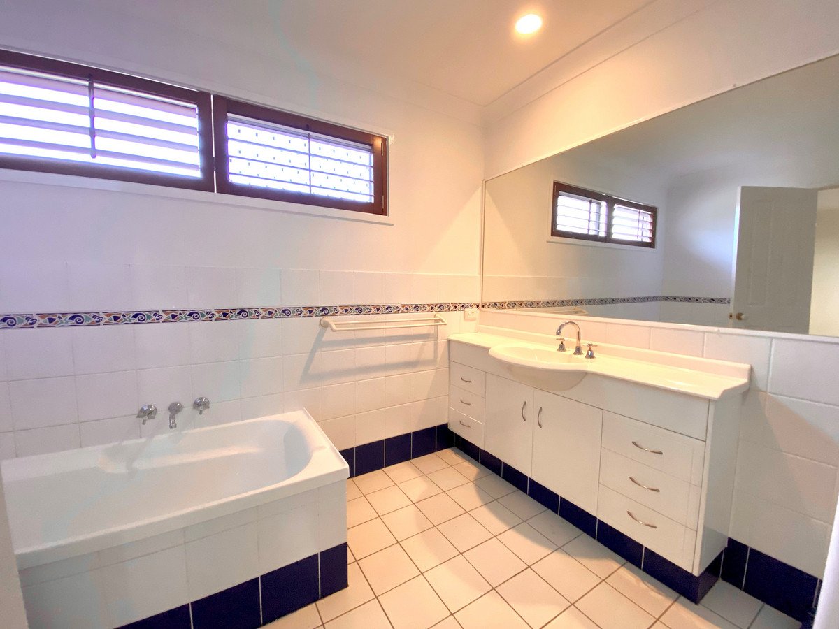 9/11 Beachcomber Court Burleigh Waters 11