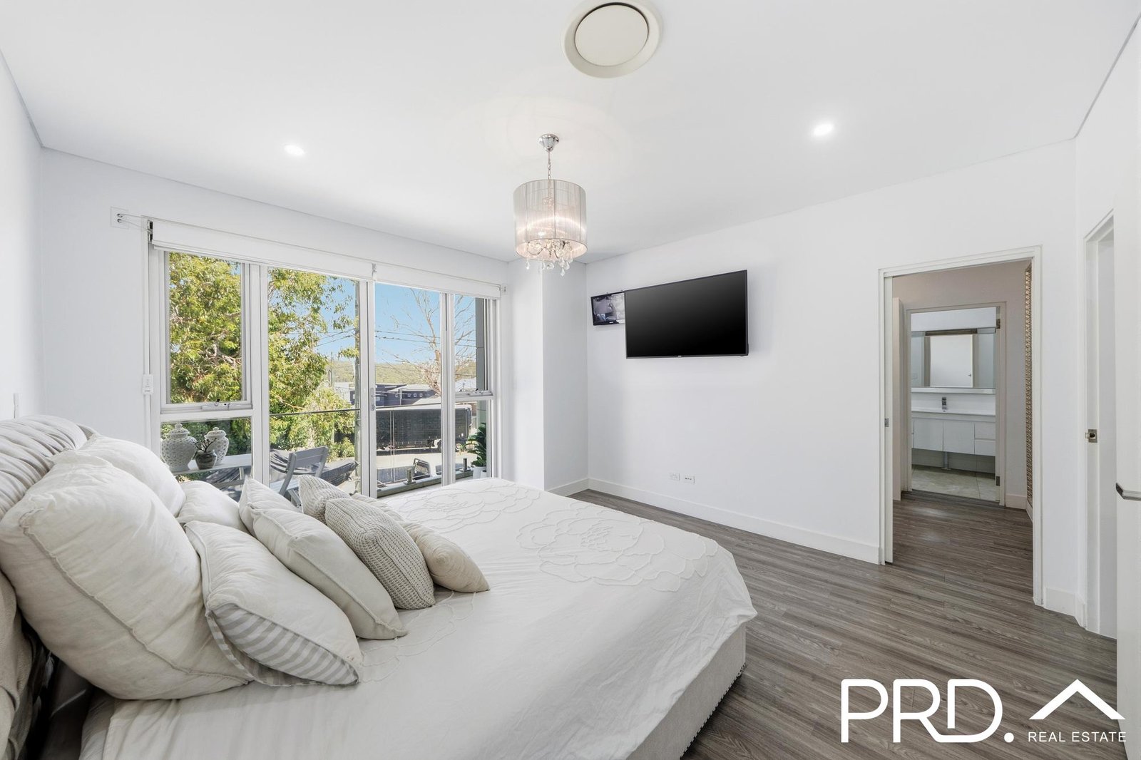 911 Henry Lawson Drive PICNIC POINT 10