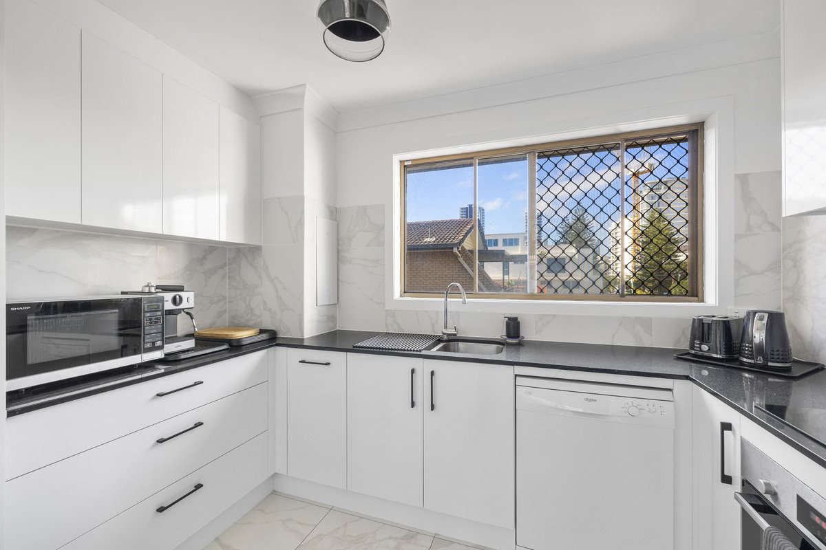 9/133 Old Burleigh Road Broadbeach 2