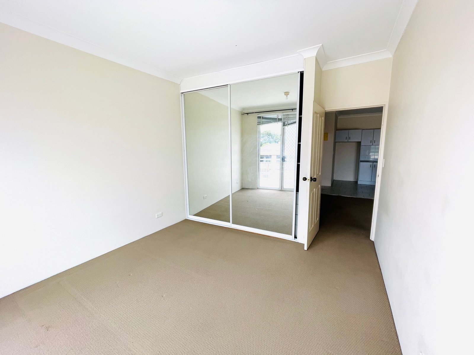 9/15 Regent Street KOGARAH 4